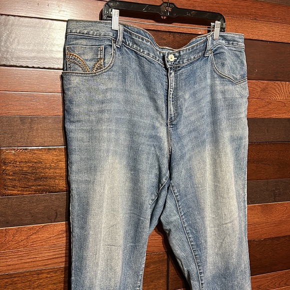 Cato Stretchy Light Blue Jean Capris - Picture 2 of 9